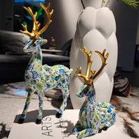 Set di 2 Statuette in Resina di Cervi con Motivi Floreali Tropicali, Scultura Dipinta a Mano con Corna Dorate, Decorazione per Casa e Soggiorno, Regalo Botanico all'Ingrosso