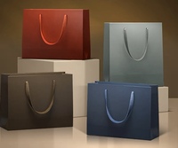Sac de shopping en papier cartonné de luxe recyclable personnalisé avec poignée longue pour boutique de vêtements, emballage cadeau