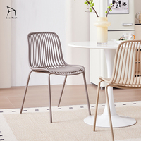 Chaises de salle à manger modernes et simples pour la maison Chaise de magasin de thé au lait pour balcon et loisirs en plastique empilés