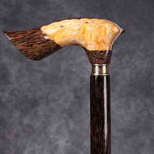 Bâton de marche artistique en résine et bois, conçu pour une prise en main confortable et une aide à la mobilité élégante - Product Image 3