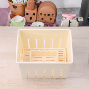 Bac à glaçons en silicone de qualité alimentaire avec mini entonnoir pour remplissage d'eau et séparation de liquides cosmétiques, compatible lave-vaisselle et micro-ondes - Product Image 3