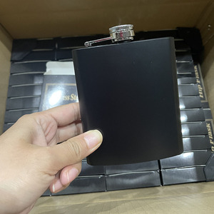 Petaca negra de acero inoxidable de viaje 6oz 7oz 8oz al por mayor con parte superior negra Petaca negra mate de 6oz con tapa negra - Product Image 2