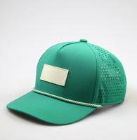 Casquette de baseball incurvée à 5 panneaux avec logo personnalisé, perforations découpées au laser, imperméable, style sport, avec patch en caoutchouc/PVC et cordon, style hip-hop