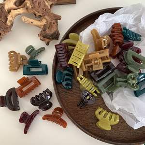 Mini Claw Clips Set Verpackung Benutzer definierte unregelmäßige Acryl Klaue Haars pangen Glitter Grab Haarnadel Hai Clip Haar Krallen Großhandel - Product Image 1