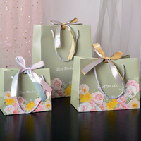 Sacs cadeaux en papier vert matcha recyclables, classiques, résistants à l'humidité et imperméables, avec ruban dégradé rose et lettres de vœux personnalisées