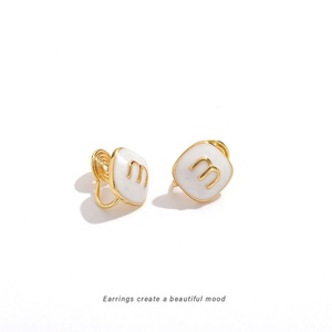 Boucles d'oreilles à clip en alliage, design géométrique carré tendance coréen haut de gamme, lettre M, mignonnes, style encens anti-moustiques, pour fête et cadeau - Product Image 4