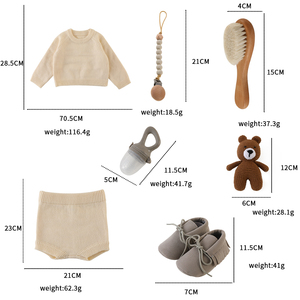 Ensemble cadeau pour nouveau-né <span class=keywords><strong>de</strong></span> 7 pièces - Combinaison en coton biologique à motif d'ours, chaussons, attache-sucette et hochet dans un coffret cadeau pour baby shower - Product Image 2