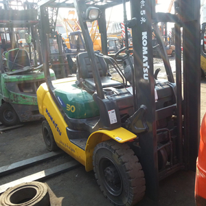 Chariot élévateur Komatsu FD30 d'occasion de grande qualité, bien entretenu, à prix réduit en promotion, chariot élévateur Komatsu diesel d'occasion avec déplacement latéral - Product Image 1