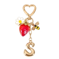 Schattige sleutelhanger met 26 letters van legering, tasbedel 2026, 3D aardbei fruit bij bloem bedels sleutelhanger