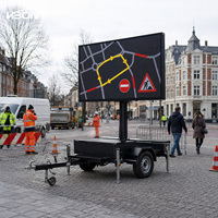 Remorque d'affichage LED mobile avec écran pliable, élévateur hydraulique et commande sans fil pour événements extérieurs et publicité de marque