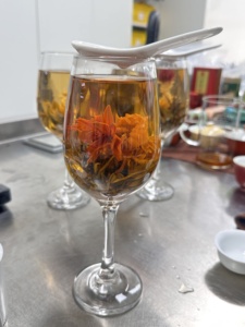 Thé fleuri de rose du Yunnan, boules de thé fleuri de lys/<span class=keywords><strong>jasmin</strong></span>, thé noir mélangé à la saveur de rose, fait à la main - Product Image 4