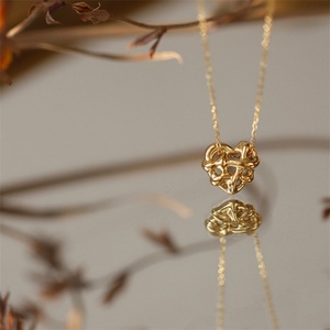 ชุดสร้อยคอและต่างหูรูปหัวใจสแตนเลสสตีล Dainty Love - ของขวัญวันแต่งงาน วันหมั้น วันครบรอบ ของขวัญลำลอง สไตล์สปอร์ต - Product Image 6