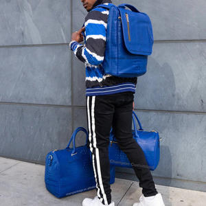 Juego de Bolso de Viaje de Fin de Semana y Mochila de Lujo en Piel de Cocodrilo Azul Rey con Logo Personalizado para Hombre y Mujer - Product Image 4