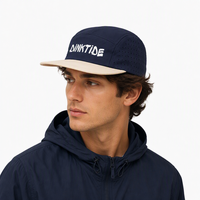 Casquette de camping à 5 panneaux en polyester bicolore à visière plate avec découpe laser latérale et logo imprimé, idéale pour le kayak, la randonnée et les activités de plage