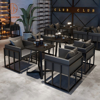 Meubles de café modernes banquette canapé gris foncé et table basse rectangulaire à cadre en bois pour salle à manger de style industriel