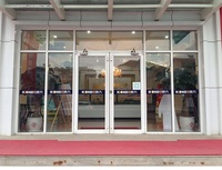 Puerta de Aluminio Blanca de Estilo Moderno con Travesaños Laterales, Resistente al Viento, para Comercios, Espacio Publicitario, Personalizable para Hospitales y Centros Comerciales