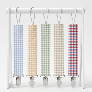 Personalisierter Gingham-Schnullerclip mit Stickerei Individuelles Babyparty-Geschenk Neugeborenen-Schnullerhalter - Product Image 1