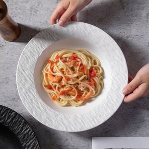 Assiette à pâtes en céramique et porcelaine écologique style Japandi noir et blanc 8" 10" Misonyo avec logo personnalisé en forme de chapeau de paille et glaçure sablée - Product Image 3