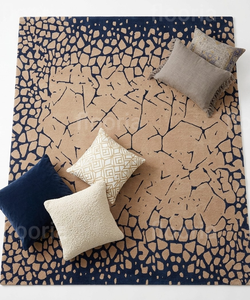 Tapis carré abstrait moderne avec motif craquelé bleu marine et beige, à poils plats, avec envers antidérapant en latex pour salon - Product Image 6