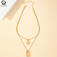 Colliers superposés en alliage doré pour femmes, colliers à pendentifs double couche empilables avec pièces de monnaie, colliers à pendentifs carrés en résine transparente