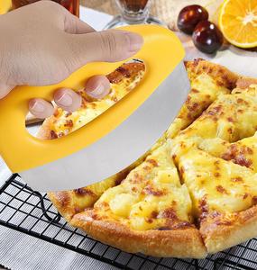 قطاعة أسطوانية مضحكة بشكل مختلف ، دراجة بيتزا ، أداة قطاعة بيتزا للمطبخ ، قطاعة بيتزا بلاستيكية من الفولاذ المقاوم للصدأ مع شعار - Product Image 2