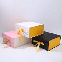 Boîte cadeau carrée pliable en carton blanc, avec ruban magnétique, pour la Saint-Valentin, emballage pour fêtes et anniversaires, fabrication en usine