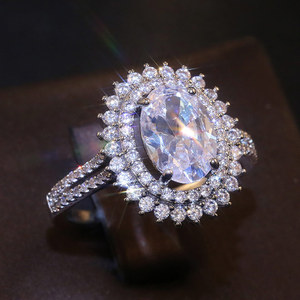 Anello elegante da donna con design scintillante intarsiato, gioielli versatili e alla moda per tutti i giorni - Product Image 1