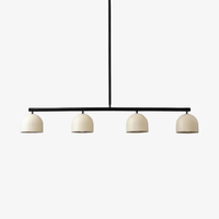 Suspension linéaire personnalisée, élégante et moderne avec quatre lumières et un cadre métallique, idéale pour suspendre au-dessus d'une table à manger