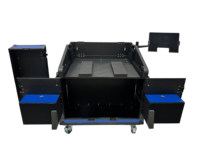 Panneaux en bois bleus avec aluminium noir et accessoires, console de mixage numérique sur mesure, flight case hydraulique pour outils.