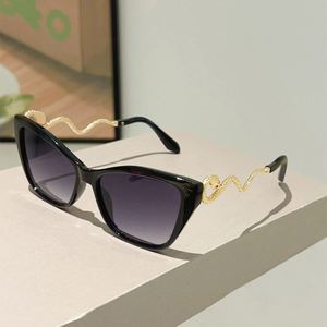Lunettes de soleil œil-de-chat vintage 2025 pour femme, monture large, protection UV400, verres dégradés, branches en alliage motif serpent, avec logo personnalisé - Product Image 4
