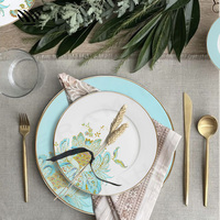 Ensemble de somptueuses assiettes en porcelaine à motifs floraux turquoises aux bords dorés