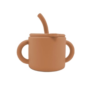 Tasse à bec en silicone pour bébés et jeunes enfants, avec paille, anti-fuite, sans BPA, écologique, personnalisable, en promotion - Product Image 1