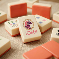 Ensemble de tuiles de mahjong artistiques bicolores rose corail avec supports d'affichage en acrylique pour la décoration de salon