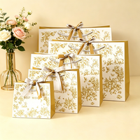 Sacs cadeaux en carton blanc de luxe personnalisés avec logo de designer, imprimés en offset, estampés à l'or, avec ruban en corde de coton