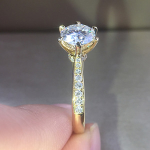 Anello da Donna Q626 in Oro Massiccio 18K con Diamante Taglio Brillante Rotondo Colore G Naturale Anello di Fidanzamento con Diamanti Laterali - Product Image 2