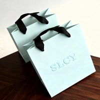 Sac en papier personnalisé avec logo en relief, estampage à chaud doré, sacs d'emballage cadeaux de luxe avec poignée en ruban