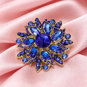 Broche rétro audacieuse et tendance de style européen et américain, avec accents de cristaux multicolores éblouissants, en alliage, accessoire de mariage et de vêtement d'extérieur unisexe - Product Image 2