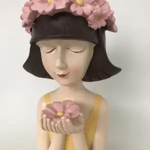 בית דקורטיבי פרח ילדה פסל שרף דגם דמות פרח ילדה מחזיקה אגרטל פסל יצירתי פסל שרף ילדה אגרטל