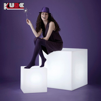Lumière de table LED en cube de plastique PE multicolore pour café