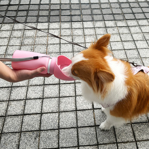 Botella de agua portátil para mascotas de 550 ml, taza de viaje reutilizable para perros con funda de silicona para pasear - Product Image 2