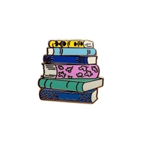 Me encantan los libros prohibidos, amante de la lectura, beber té y leer libros, Pin de esmalte duro de Metal chapado en oro, Pin de Metal de fábrica personalizado a medida