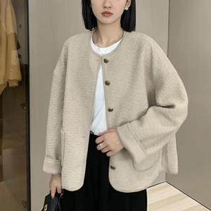 2025 pulls d'hiver longs et courts à col haut pour femmes avec logo sur le devant - Product Image 6