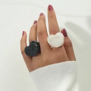 लोकप्रिय महिलाओं के छल्ले सेट उच्च गुणवत्ता व्यक्तिगत ज्यामितीय चंकी एक्रिलिक अंगूठी गर्म बेच दिल के आकार राल उंगली के छल्ले सेट