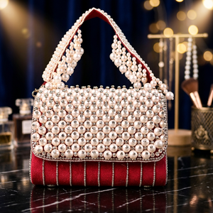 Sac de soirée élégant rouge orné de perles avec fermeture à rabat et bandoulière chaîne - Product Image 3