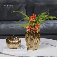 Vase doré texturé Merlin Living, forme couronne angulaire, ornement moderne et luxueux pour la maison, vase de table doré avec vase à fleurs