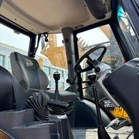 Chargeuse-pelleteuse JCB 3CX à direction intégrale, bras télescopique et attache rapide pour travaux de construction, agriculture et municipalité