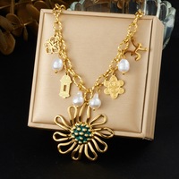 Collier Charme Jardin Fantaisiste en Acier Inoxydable Plaqué Or PVD 18K avec Perles Marguerites et Breloques Cage à Oiseaux pour un Style Quotidien Ludique