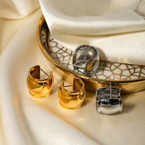 أقراط J&D Jewelry مطلية بالذهب عيار 18 قيراط من الفولاذ المقاوم للصدأ كبيرة وعريضة حلق <span class=keywords><strong>CC</strong></span> للنساء - Product Image 2