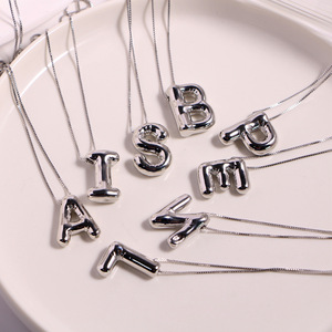 Collier personnalisé en plaqué or avec lettres de l'alphabet à grosses bulles Bijoux personnalisé Collier avec pendentif à initiales en ballons 3D pour femmes <span class=keywords><strong>Gif</strong></span> - Product Image 6