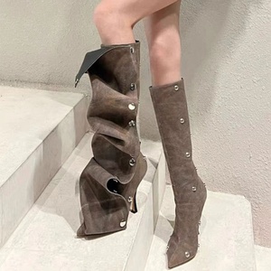 Botas largas de mezclilla para mujer con remaches metálicos, parte superior plisada, tacones finos altos, punta puntiaguda y ajuste ancho hasta la rodilla - Product Image 4